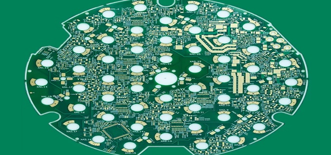 Grundlegende elektronische Bauteile auf einer Leiterplatte verstehen